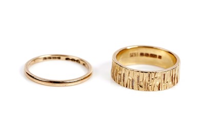 Lot 624 - Two 18ct yellow gold wedding bands