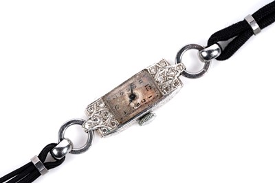 Lot 798 - An early 20th Century diamond and platinum lady's cocktail watch