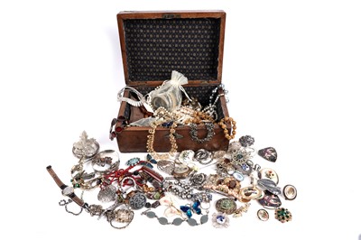 Lot 661 - A selection of silver and costume jewellery