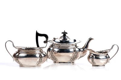 Lot 829 - An Edwardian silver three piece tea service