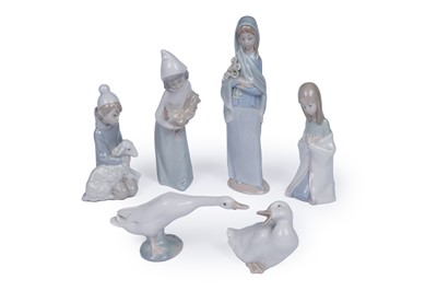 Lot 876 - A selection of boxed Lladro and Nao ceramic figures