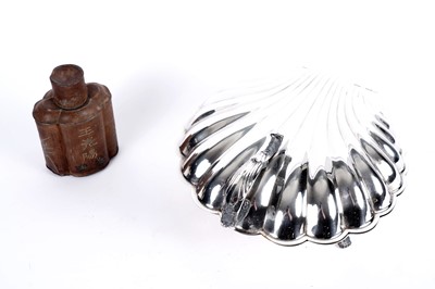 Lot 941 - A silver plate shell-shaped lidded tureen