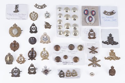 Lot 136 - A collection of New Zealand military regimental cap badges and other items