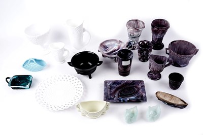Lot 422 - A collection of pressed glassware