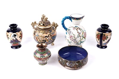 Lot 725 - A collection of ceramics