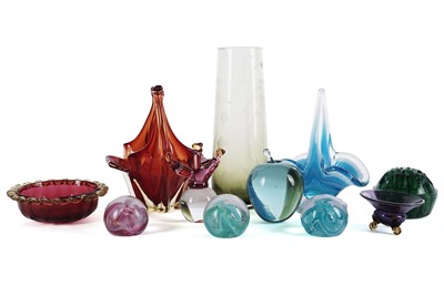 Lot 882 - A selection of glassware