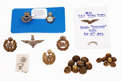 Lot 176 - A selection of RAF badges and buttons