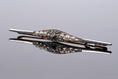 Lot 532 - An Art Deco diamond and pearl bar brooch