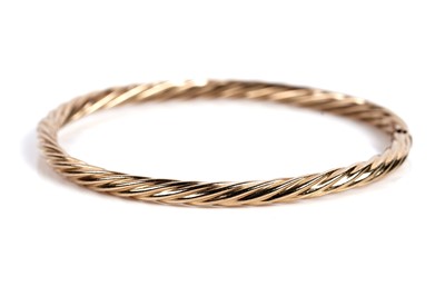 Lot 567 - A 9ct spiral fluted gold bangle