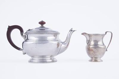 Lot 859 - A George V silver teapot and milk jug, by Nothern Goldsmiths Co