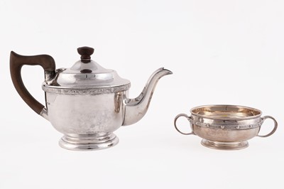 Lot 870 - A George V silver teapot and sugar bowl