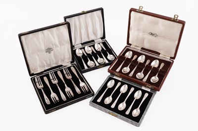 Lot 865 - George V silver cake forks and coffee spoons