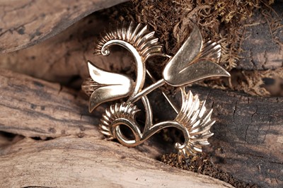 Lot 503 - An Art Deco style 9ct gold brooch