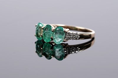 Lot 515 - An emerald and diamond ring