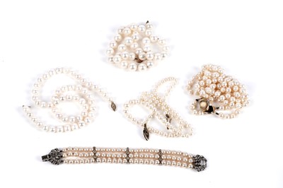 Lot 178 - Cultured pearl jewellery with gold clasps