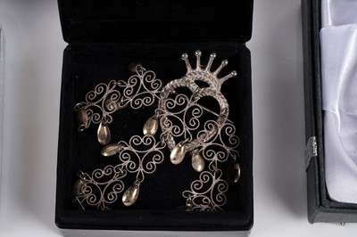 Lot 574 - Antique and vintage costume jewellery