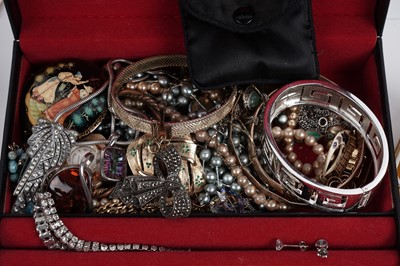 Lot 574 - Antique and vintage costume jewellery