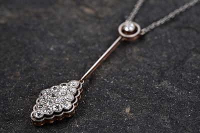 Lot 507 - An early 20th Century Art Deco diamond pendant necklet