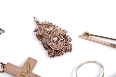 Lot 514 - Gold jewellery including: an Edwardian bar brooch and a spinel eternity ring