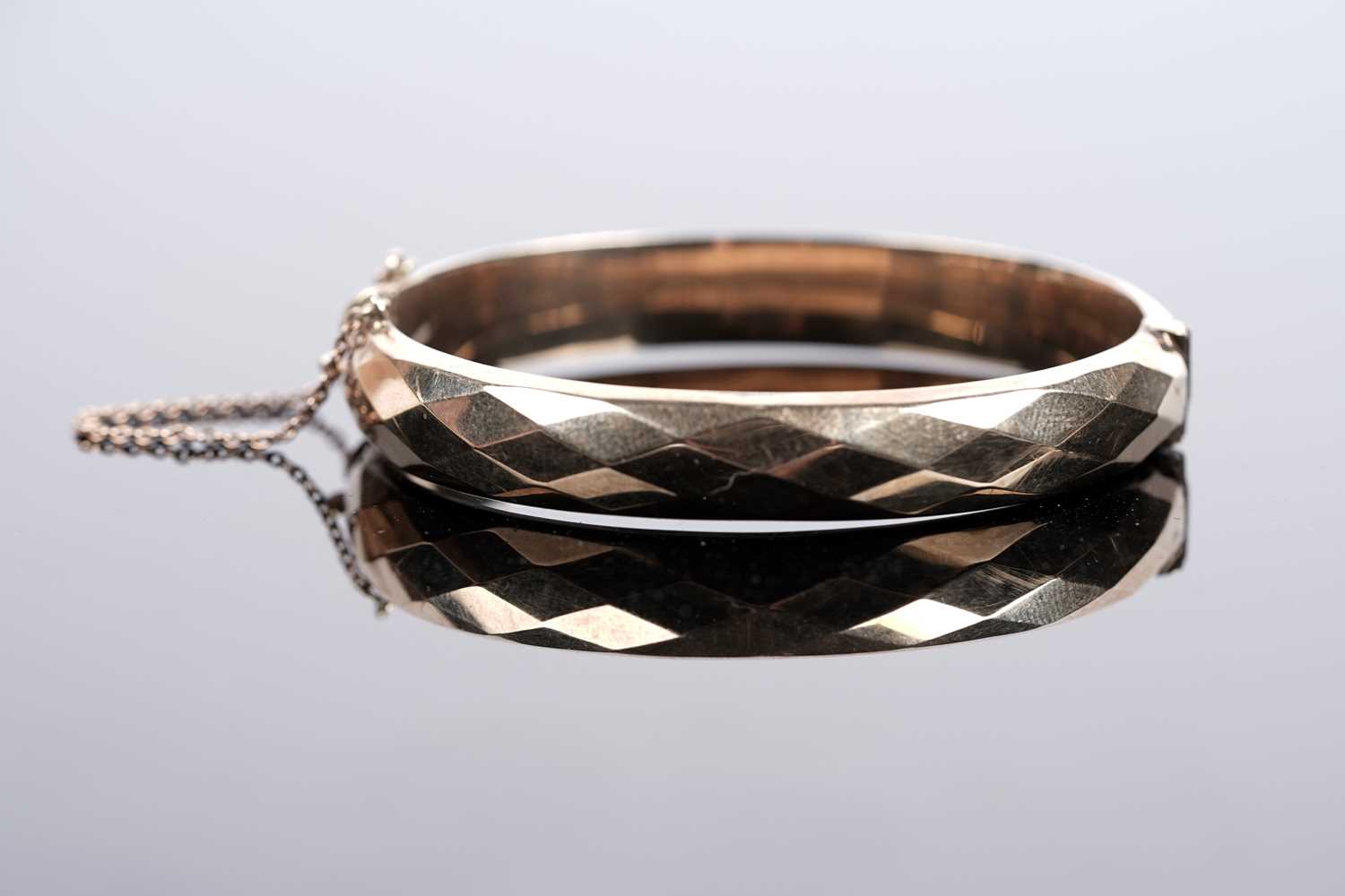 Lot 510 - A 9ct gold bangle