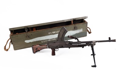 Lot 255 - A deactivated Second World War period Bren MkIM .303 light machine gun in crate