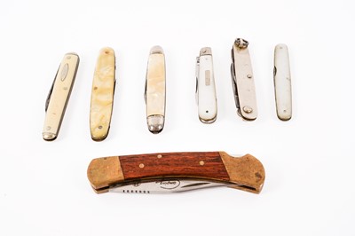 Lot 174 - A collection of knives