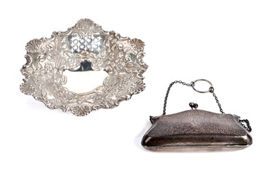 Lot 844 - A George V lady's silver ring purse; and an Edwardian silver bon bon dish