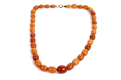 Lot 522 - A butterscotch amber bead necklace