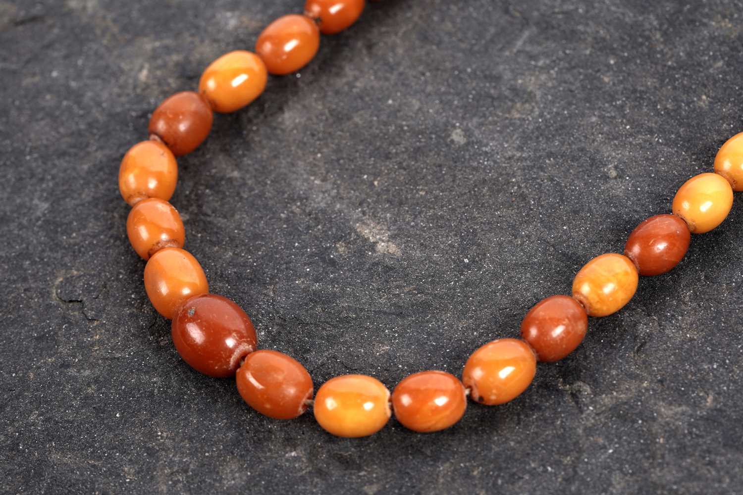 Lot 522 - A butterscotch amber bead necklace
