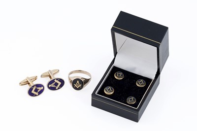Lot 115 - Masonic interest: a 9ct yellow onyx signet ring and other jewellery