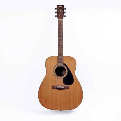 Lot 462 - A Yamaha F310 acoustic guitar