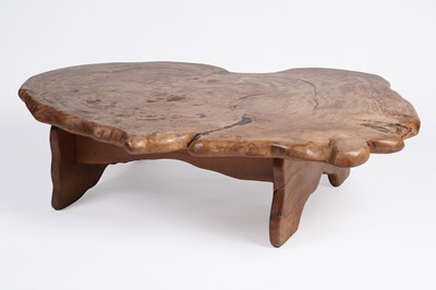 Lot 607 - A large contemporary elm coffee table