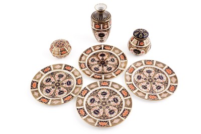 Lot 348 - Royal Crown Derby: a collection of 1128 ‘Imari’ pattern ceramics