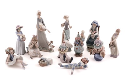 Lot 387 - A collection of Lladro figures