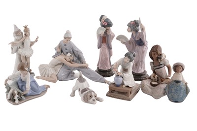 Lot 381 - A collection of Lladro and Nao ceramic figures