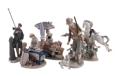 Lot 382 - A collection of Lladro ceramic figures groups