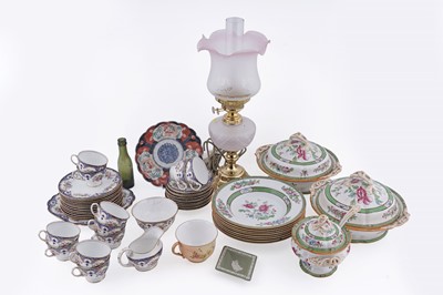 Lot 393 - A selection of glass and ceramics