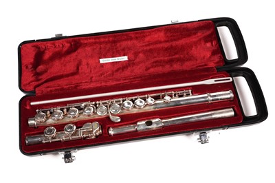 Lot 16 - A Yamaha YFL 211S flute