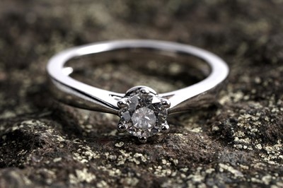Lot 123 - A solitaire diamond ring