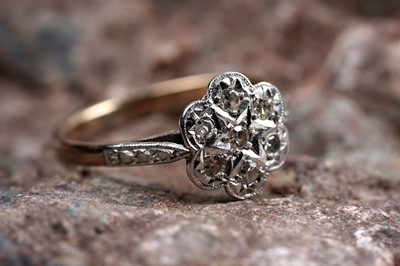 Lot 177 - An early 20th Century diamond flowerhead and star pattern ring