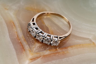 Lot 124 - A five stone diamond ring