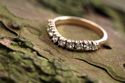 Lot 114 - A contemporary half hoop diamond ring