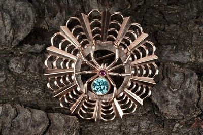 Lot 125 - A 9ct yellow gold spider and web pattern brooch