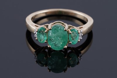 Lot 221 - An emerald ring