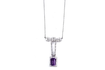 Lot 827 - An Art Deco amethyst and diamond necklace