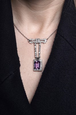Lot 827 - An Art Deco amethyst and diamond necklace