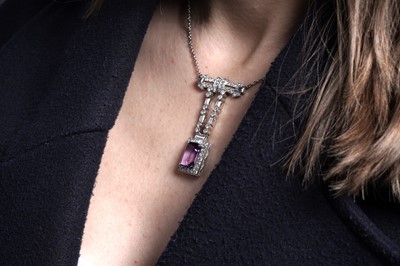 Lot 827 - An Art Deco amethyst and diamond necklace