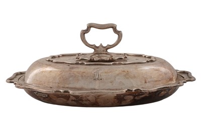 Lot 142 - A George V silver entrée dish