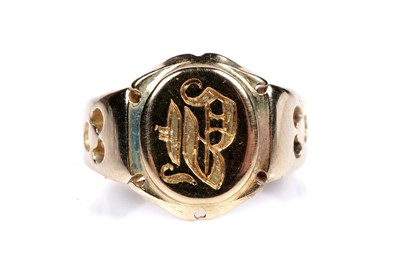 Lot 48 - An Edwardian Arts and Crafts influenced gold signet ring
