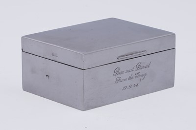 Lot 401 - A George VI silver table cigarette box | 1948